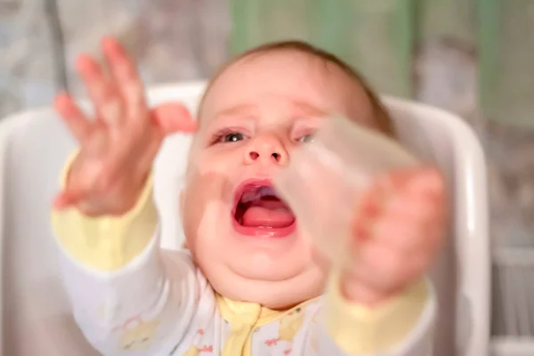 Bebé Numa Cadeira Alta Uma Criança Rabugenta Descontentamento Emoções Uma — Fotografia de Stock