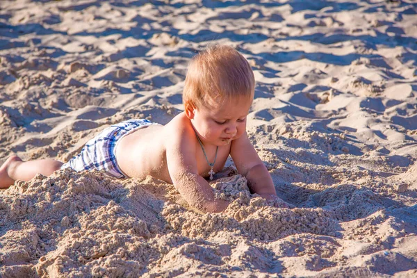 Odpočívá Pláži Dítě Opaluje Písku Pláži Horký Letní Den Moře — Stock fotografie