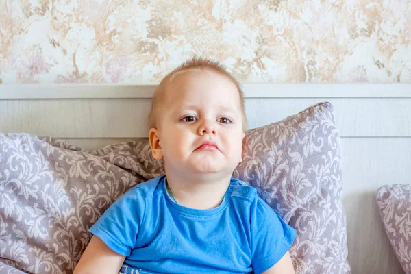 Ein Trauriges Kind Liegt Bett Emotionen Von Kindern Das Baby — Stockfoto