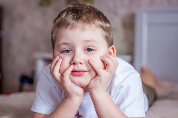 Jongen Ligt Het Bed Droomt Emoties Van Een Kind Portret — Stockfoto