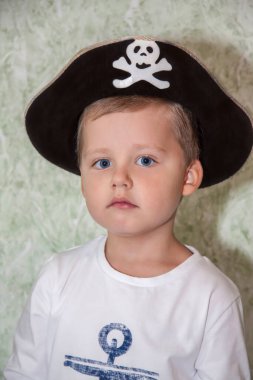 Duygular ve gülümseme. Mavi gözlü bir çocuk. Çocuk portresi.