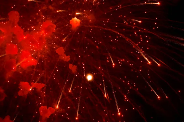 Салют Яркие Красные Вспышки Фейерверков Темном Небе Ночной Фейерверк — стоковое фото