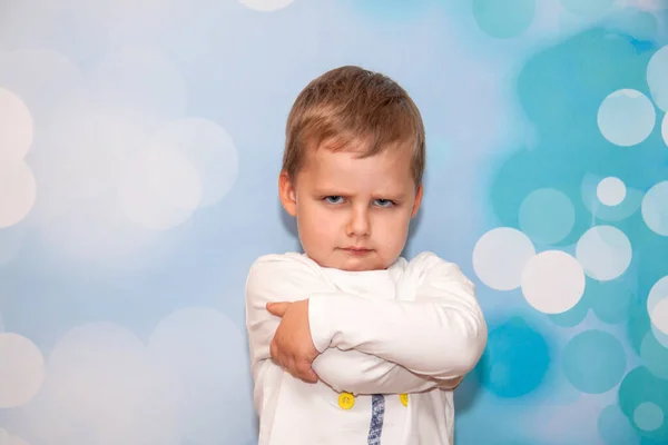 Een Kind Emoties Grappige Jongen Een Jongen Met Blauwe Ogen — Stockfoto