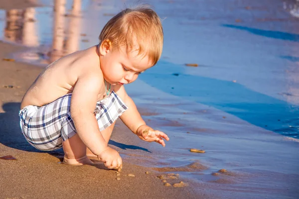 Relaxar Praia Uma Criança Está Tomando Sol Areia Praia Dia — Fotografia de Stock