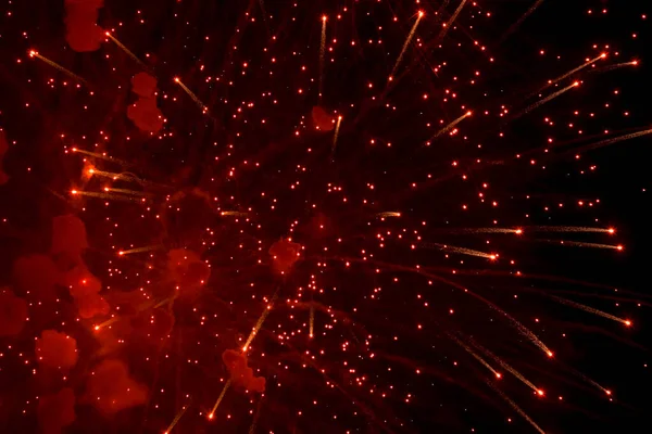 暗い空の花火の明るく 赤いスプラッシュ 夜花火 — ストック写真