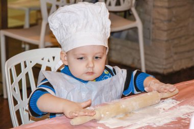 Küçük bir aşçı kendi şekerlemelerini hazırlar.