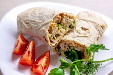 Et ve sebzeli börek pişirmek. Düz ekmeğin içinde yuvarlan. Yemek hazırlama..