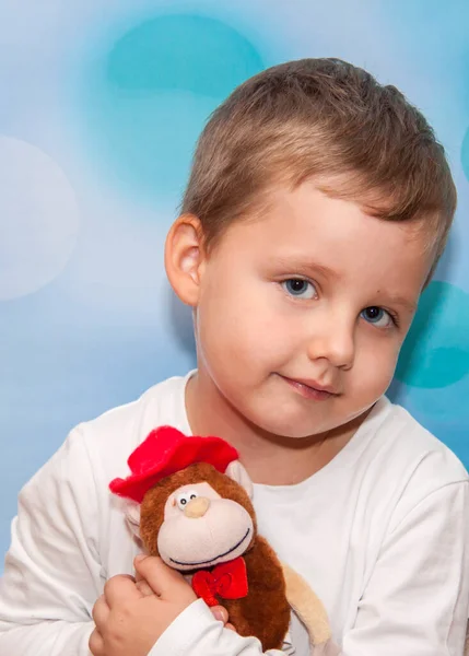 彼の顔に面白い表情の少年 おもちゃで 肖像画 — ストック写真