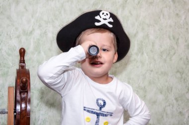 Duygular ve gülümseme. Mavi gözlü bir çocuk. Çocuk portresi.