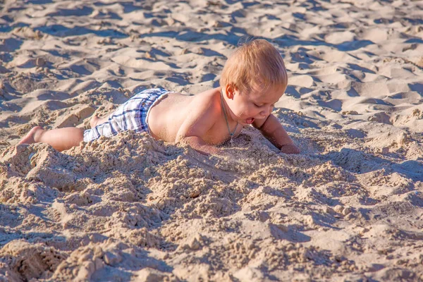 Relaxar Praia Uma Criança Está Tomando Sol Areia Praia Dia — Fotografia de Stock