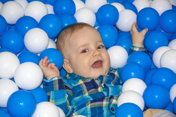 Ein Kind Bunten Luftballons Pool Mit Bällen Zum Spielen — Stockfoto