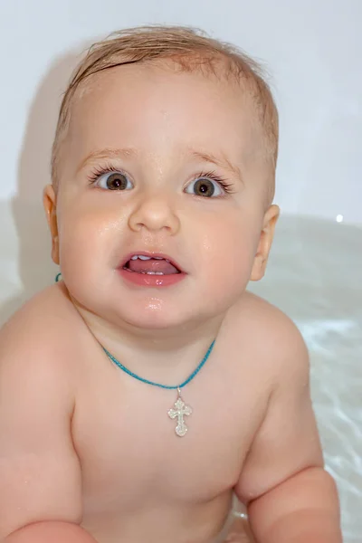 아이는 목욕중이에요 속에서 아이를 목욕시키는 화장실에 장난감있어요 아기의 — 스톡 사진