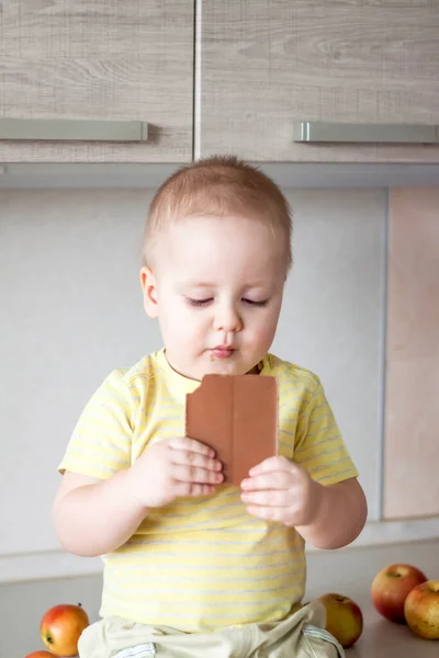 Мальчик Сидит Кухонном Столе Ест Шоколадку Свитки Детей — стоковое фото