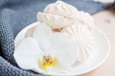 Şekerlemeler. Vanilyalı ev yapımı şekerlemeler. Orkide çiçeğiyle hafif kompozisyon. Tatlı lezzetli tatlı..