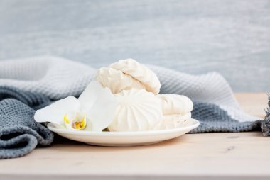 Şekerlemeler. Vanilyalı ev yapımı şekerlemeler. Orkide çiçeğiyle hafif kompozisyon. Tatlı lezzetli tatlı..