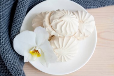 Şekerlemeler. Vanilyalı ev yapımı şekerlemeler. Orkide çiçeğiyle hafif kompozisyon. Tatlı lezzetli tatlı..