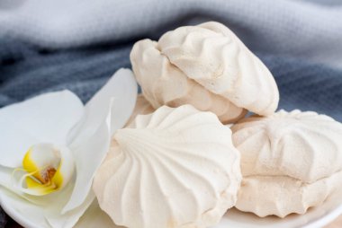 Şekerlemeler. Vanilyalı ev yapımı şekerlemeler. Orkide çiçeğiyle hafif kompozisyon. Tatlı lezzetli tatlı..