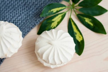 Şekerlemeler. Vanilyalı ev yapımı şekerlemeler. Yeşil doğal yaprak ve ekoseli hafif kompozisyon. Mor çiçek. Tatlı lezzetli tatlı..