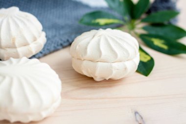 Şekerlemeler. Vanilyalı ev yapımı şekerlemeler. Yeşil doğal yaprak ve ekoseli hafif kompozisyon. Mor çiçek. Tatlı lezzetli tatlı..