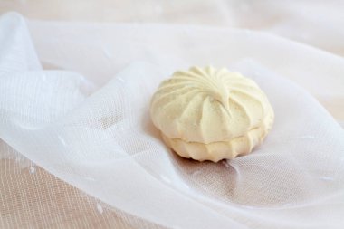 Şekerleme. Vanilyalı ev yapımı şekerlemeler. Şeffaf kumaşlı hafif kompozisyon. Tatlı lezzetli tatlı..