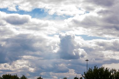 Bulutlu muhteşem bir arka plan. Sıcak bir yaz gününde gökyüzünde büyük ve kabarık bulutlar.