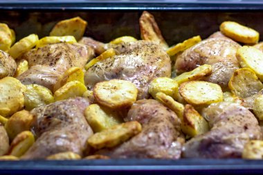  Fırında tavuk budu ve patates. Tavuklu patates halkaları. Bir tabak tavuk ve patates..