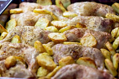  Fırında tavuk budu ve patates. Tavuklu patates halkaları. Bir tabak tavuk ve patates..