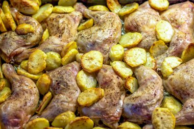  Fırında tavuk budu ve patates. Tavuklu patates halkaları. Bir tabak tavuk ve patates..