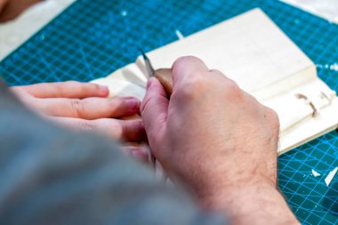 Oyma. Usta tarafından el yapımı. Oymak için aletler. Ahşap. 