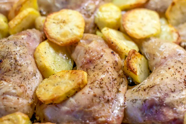ジャガイモと鶏の足を焼いた チキンとポテトリング 鶏肉とジャガイモの料理 — ストック写真