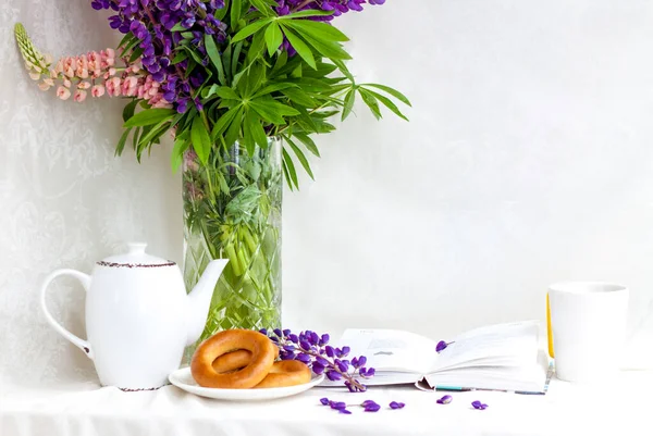 Sweet Bagels Tender Lupine Flowers Light Composition Bright Purple Flowers — Stock Photo, Image