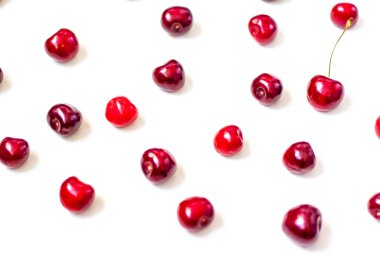 Tatlı kirazlar. Kırmızı kiraz, beyaz arka planda olgun böğürtlen..