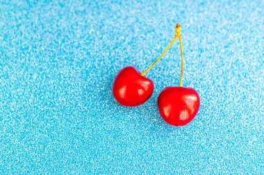 Tatlı kirazlar. Olgun çilek. Sunumlar ve grafik çalışmaları için parlak yaz arkaplanı.