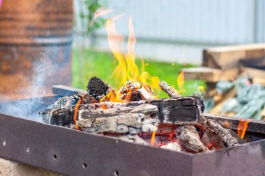 Pişirme makinesinde kızgın kömür ve alevler. Kömürlü ızgara. Ateş ve sıcaklık.