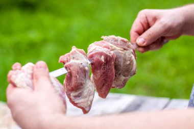 Ateşte barbekü pişirmek için çiğ et. Şişte geleneksel Kafkas kebabı, şişte et pişirme. Şiş kebap ızgarada kızarıyor..