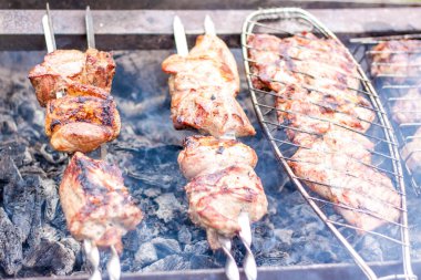 Ateşin üstünde barbekü yapmak. Şişte geleneksel Kafkas kebabı, şişte et pişirme. Şiş kebap ızgarada kızarıyor..