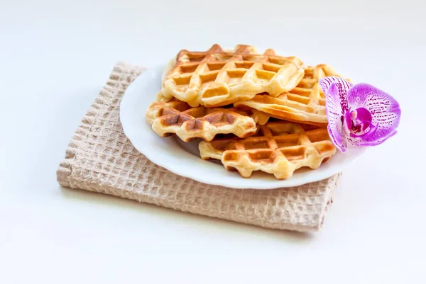 Waffles Caseiros Vienenses São Servidos Para Café Manhã Com Leite — Fotografia de Stock