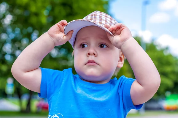 Portret Dziecka Czapce Baseballowej Niebieskiej Koszulce Emocje Żywo — Zdjęcie stockowe