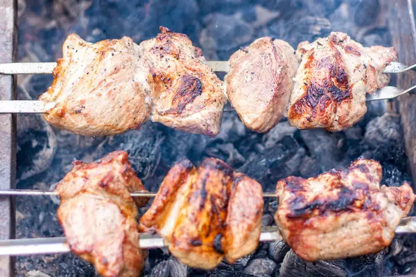 Uvařit Gril Ohni Tradiční Kavkazský Kebab Špejli Vařící Maso Špejlích — Stock fotografie