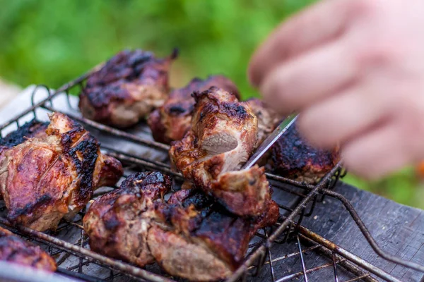 Uvařit Gril Ohni Tradiční Kavkazský Kebab Špejli Vařící Maso Špejlích — Stock fotografie