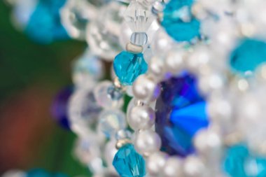 Soyut parlak ışıkların arkaplanı. Arka plan için bulanık kristal boncuklar. Odaklanmayı kes. Sunumunuz için bir arkaplan olarak kullanın.