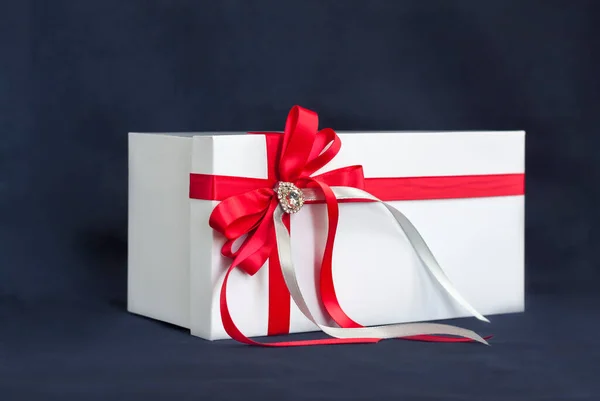 Подарункова Коробка Біла Красивим Червоним Бантом Подарунок Темному Тлі Свята — стокове фото