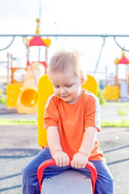 Yavrum. Çocuk parkında oynuyorum. Yaz. Güneşli bir gün. Mutlu bebek.