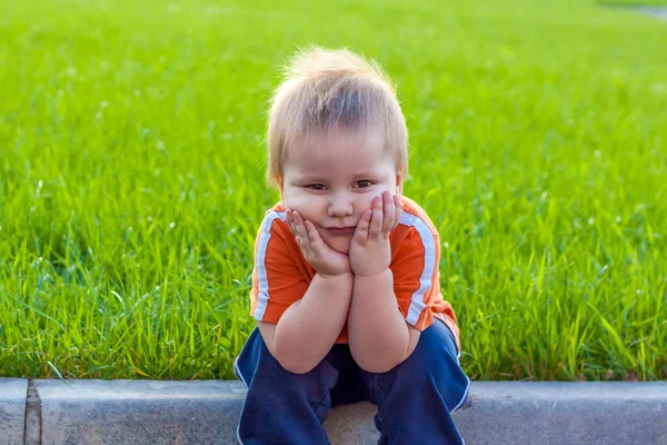 Kind Spielen Auf Dem Hof Babygefühle Sommer Sonniger Tag Glückliches — Stockfoto