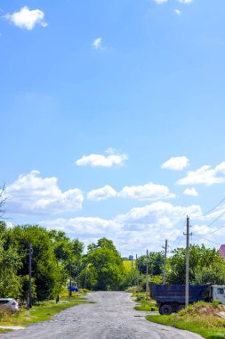 Kırsal kesimde bir yol. Güzel gökyüzü ve yolu olan manzara.