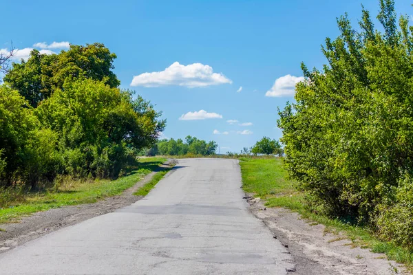 Kırsal kesimde bir yol. Güzel gökyüzü ve yolu olan manzara.