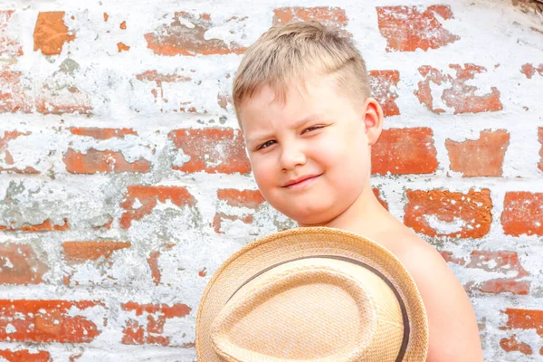 Porträtt Pojke Hatt Ett Barn Poserar Vacker Hatt — Stockfoto