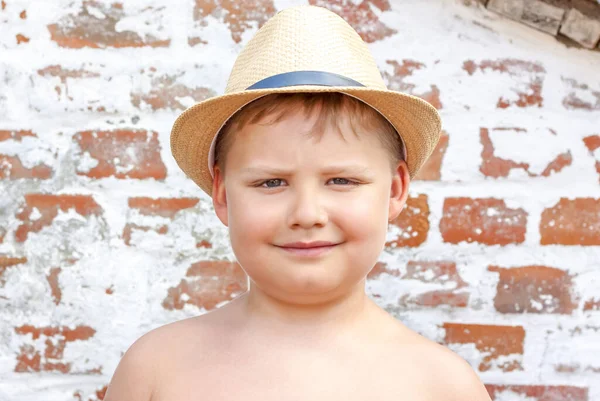 Porträt Eines Jungen Mit Hut Ein Kind Posiert Mit Einem — Stockfoto