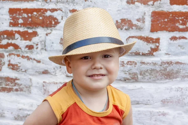 Retrato Rapaz Chapéu Uma Criança Posa Belo Chapéu — Fotografia de Stock