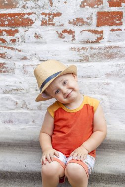 Şapkalı bir çocuğun portresi. Bir çocuk güzel bir şapkayla poz verir..